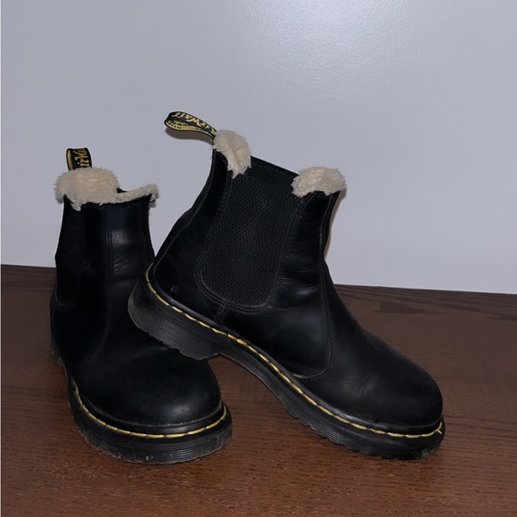 2976 Women’s Faux Fur Lines Chelsea Boots - Picture 1 of 3